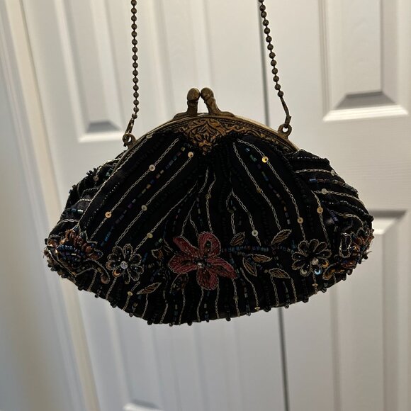 Elegant Black Beaded Clutch with Floral Design - Picture 8 of 12